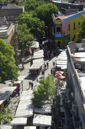 Téléchargez les photos : La Boca, Buenos Aires, Argentine - 4 janvier 2023 : vue aérienne de l'entrée de Caminito, promenade touristique typique de La Boca - en image libre de droit