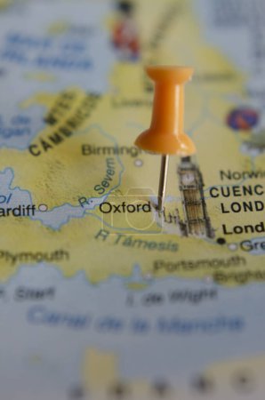 Foto de Mapa turístico vertical de la ciudad de Oxford en Inglaterra con un alfiler que marca la ciudad - Imagen libre de derechos