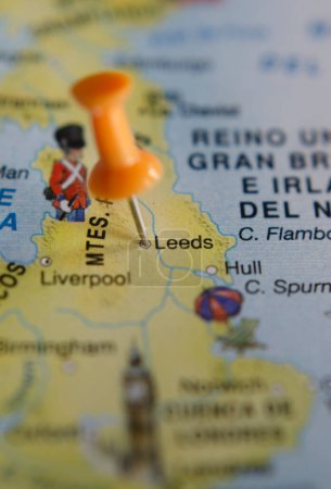 vertical tourist map of the city of Leeds with a pin marking the city