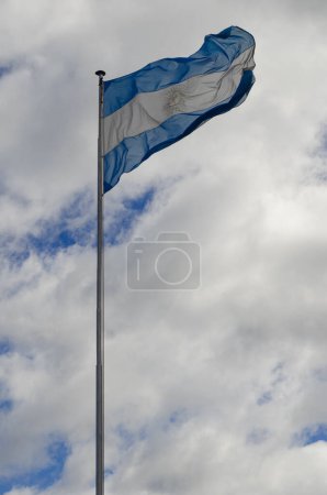 Foto de Bandera Argentina ondeando en el cielo, bandera desgastada - Imagen libre de derechos