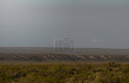 molinos de viento con turbinas eólicas en el campo para generar energía limpia