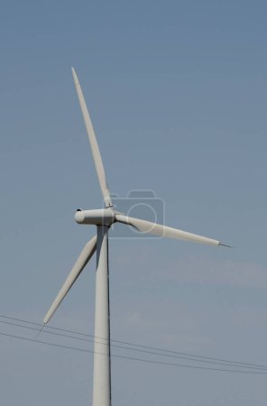 molinos de viento con turbinas eólicas en el campo para generar energía limpia
