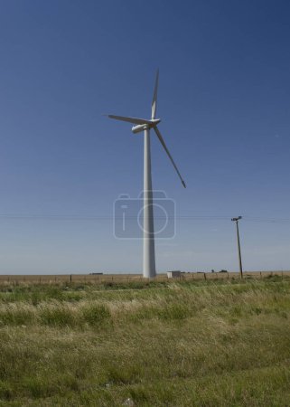 Windräder mit Windrädern auf dem Land zur Erzeugung sauberer Energie