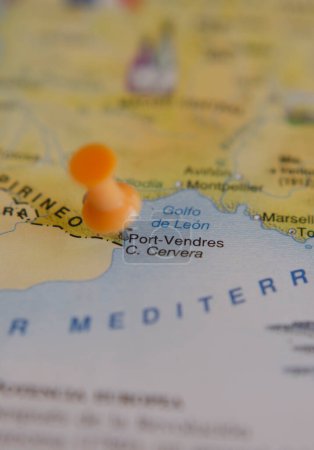 Touristische vertikale Karte von Port Vendres in Frankreich, im Reise- und Urlaubskonzept. mit einer Nadel, die das Ziel markiert.