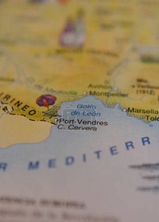 Touristische vertikale Karte von Port Vendres in Frankreich, im Reise- und Urlaubskonzept.