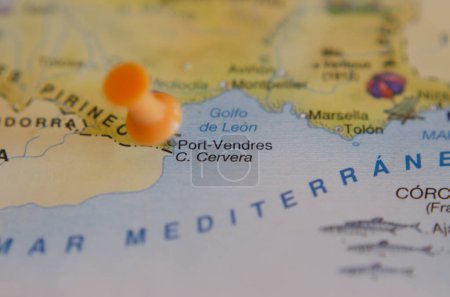 Touristenkarte von Port Vendres in Frankreich, im Reise- und Urlaubskonzept. mit einer Nadel, die das Ziel markiert.
