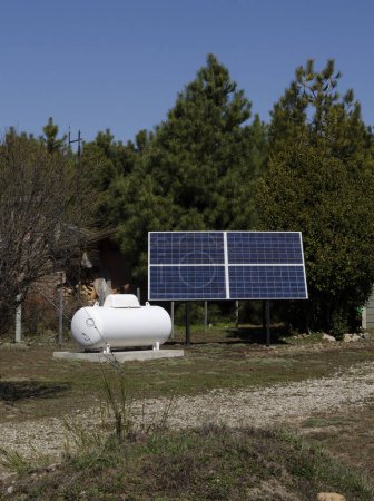 Foto de Panel solar y zeppelín de gas para generar energía limpia para una casa - Imagen libre de derechos