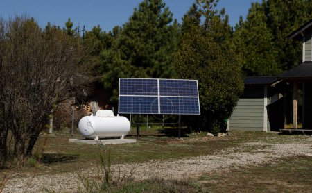 Foto de Panel solar y zeppelín de gas para generar energía limpia para una casa - Imagen libre de derechos