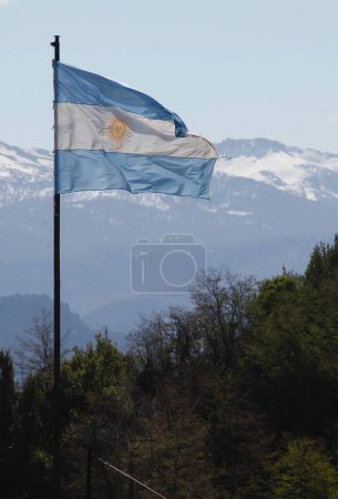 Foto de Bandera de la República Argentina llevaba aleteo con montañas y nieve en el fondo. símbolo nacional - Imagen libre de derechos