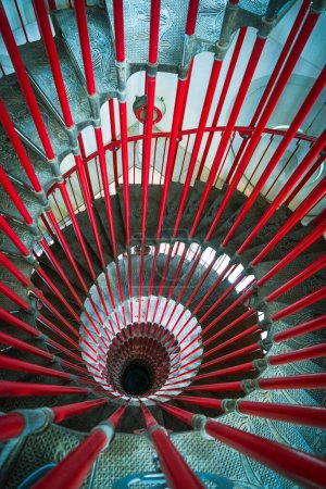 Foto de Doble escalera de caracol y balaustrada roja. Escalera de caracol moderna de doble caracol en la torre histórica restaurada del castillo de Liubliana, Eslovenia. - Imagen libre de derechos
