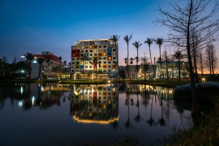 Téléchargez les photos : La belle vue nocturne de l'hôtel, reflétée sur le lac. Vue de nuit de l'hôtel dans le district de Shanhua, Tainan City, Taiwan. - en image libre de droit