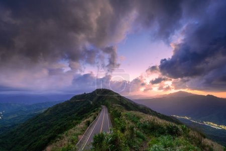 Foto de Vista al atardecer del camino solitario en la montaña. Nube dinámica con brillo naranja. Pabellón Buyan, distrito Shuangxi, ciudad de New Taipei. Taiwán - Imagen libre de derechos