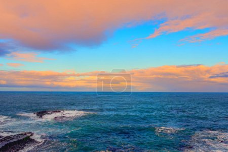 Téléchargez les photos : Rocky shore under blue sky and white clouds. White waves and moving white clouds Waimushan Seaside Scenic Area, Keelung, Taiwan - en image libre de droit