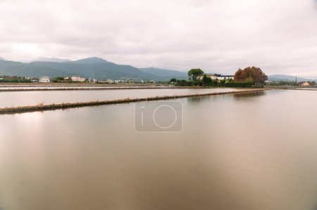 Téléchargez les photos : Beautiful countryside landscape at dusk. House, water field and mountain. Dongshan River Water Park. Sanxing Township, Yilan County, Taiwan - en image libre de droit
