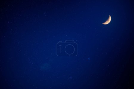 Foto de Hay luna y estrellas en el cielo azul. Fotografía de exposición lenta. Cielo nocturno despejado en verano, Nueva Taipéi, Taiwán - Imagen libre de derechos