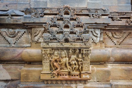 Foto de Junto al Baori se encuentra el bellamente esculpido templo de Harshat Mata. Chand Baori, es uno de los pozos más grandes del mundo. Rajastán, India. - Imagen libre de derechos