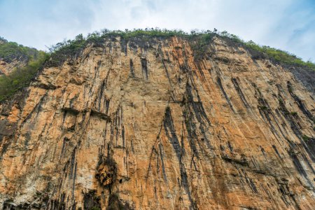 Téléchargez les photos : Les Trois Gorges du Yangzi sont magnifiques. Les rivières traversent des canyons étroits entre des falaises escarpées, créant des paysages à couper le souffle. - en image libre de droit