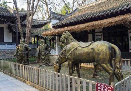 Foto de Xiangyang, Hubei, China - 20 de marzo de 2018: Estatua de bronce de una escena de la novela histórica "El romance de los tres reinos" ubicada en Xiangyang. - Imagen libre de derechos