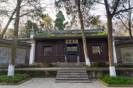Foto de Xiangyang, Hubei, China - 20 de marzo de 2018: The Three Visits Hall. Una sala conmemorativa que simboliza la hermandad de Liu Bei, Guan Yu y Zhang Fei. - Imagen libre de derechos