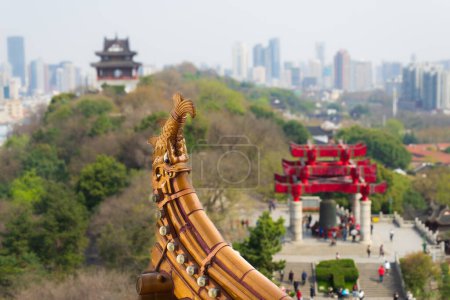 Foto de Suba a la Torre Grulla Amarilla y pase por alto el paisaje urbano de Wuhan. Yellow Crane Tower Park es una famosa atracción histórica y cultural, Wuhan. - Imagen libre de derechos