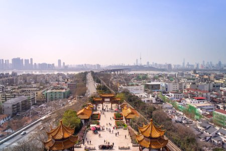 Foto de Suba a la Torre Grulla Amarilla y pase por alto el paisaje urbano de Wuhan. Yellow Crane Tower Park es una famosa atracción histórica y cultural, Wuhan. - Imagen libre de derechos