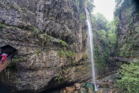 Foto de Árboles frondosos, vegetación y cascadas hacen que parezca un paraíso pacífico. Enshi Yunlong Gorge es un "terreno kárstico" en el campo de la geología. Hubei, China. - Imagen libre de derechos