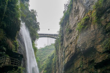 Foto de Exuberante vegetación y cascadas. Puentes a través de cañones, teleféricos en el cielo. Enshi Yunlong Gorge es un "terreno kárstico" en el campo de la geología. Hubei, China. - Imagen libre de derechos