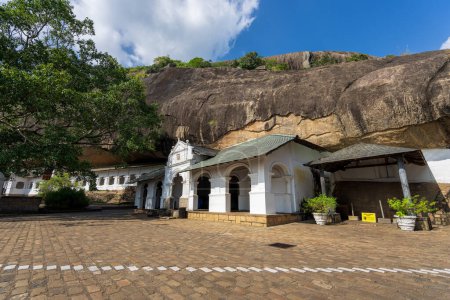 Una vista del templo cueva de Dambulla (Templo Dorado de Dambulla), un Patrimonio de la Humanidad y un destino de peregrinación budista. Dambulla, Sri Lanka.