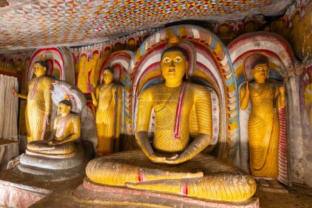 Ein Blick auf den Höhlentempel Dambulla (Goldener Tempel von Dambulla), ein Weltkulturerbe und buddhistisches Pilgerziel. Dambulla, Sri Lanka.