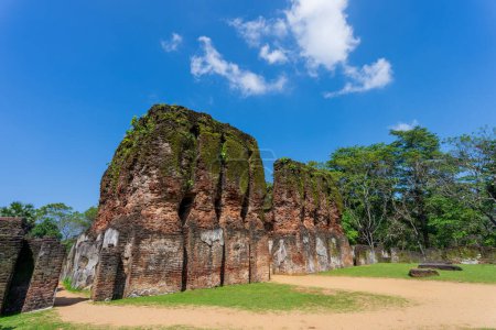 Die alten Backsteinruinen des Königspalastes (Parakramabahu Royal Palace) in der antiken Stadt Polonnaruwa, UNESCO-Weltkulturerbe.