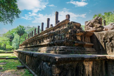 Les anciennes ruines de briques du Palais Royal (Palais Royal de Parakramabahu) dans la ville antique de Polonnaruwa, un site du patrimoine mondial de l'UNESCO.