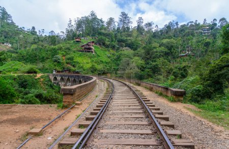 Ein faszinierender Blick auf die Nine Arch Bridge in Demodara, Sri Lanka. Die hohe Bogenbrücke aus Zement und Ziegeln stammt aus der britischen Kolonialzeit.