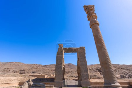 Imposante Lamassu-Statuen stehen hoch und werfen komplizierte Schatten inmitten der antiken Ruinen von Persepolis, Iran. Eingefangen an einem strahlenden Tag mit blauem Himmel und Wolken.