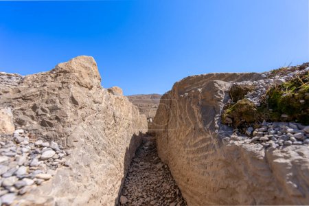 Una vívida representación de la tierra agrietada en Persépolis, revelando el paso del tiempo y los elementos naturales. El contraste entre las ruinas antiguas y las montañas perdurables, Persépolis, Irán.