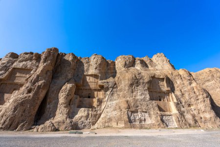 In den harten Felsen gehauene majestätische Gräber persischer Könige. Diese antiken Gräber sind ein Zeugnis der Größe des Persischen Reiches, Naqsh-Rostam, Iran.