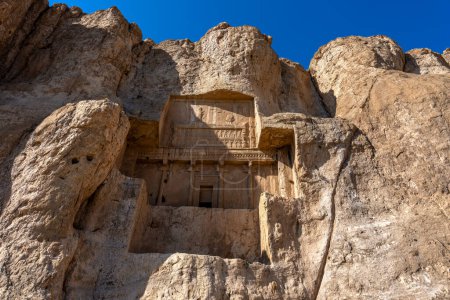 In den harten Felsen gehauene majestätische Gräber persischer Könige. Diese antiken Gräber sind ein Zeugnis der Größe des Persischen Reiches, Naqsh-Rostam, Iran.