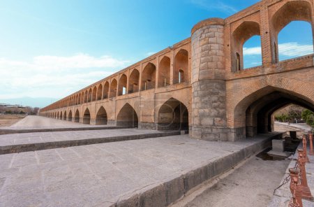Vue du crépuscule sur le lit sec de la rivière et le pont à deux étages de 33 arches (également connu sous le nom de pont Allahverdi Khan) à Ispahan, en Iran. Le pont a 33 arches et est une architecture typique de l'époque safavide.