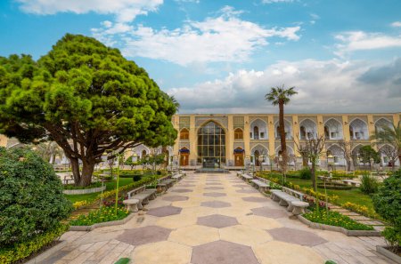 Téléchargez les photos : Hôtel Abbasi, Iran - 4 mars 2024 : Jardins luxuriants et architecture persane classique sous un ciel serein. Une oasis de tranquillité dans l'Ispahan historique. - en image libre de droit