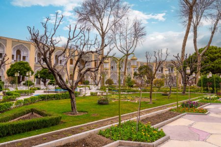 Téléchargez les photos : Hôtel Abbasi, Iran - 4 mars 2024 : Jardins luxuriants et architecture persane classique sous un ciel serein. Une oasis de tranquillité dans l'Ispahan historique. - en image libre de droit