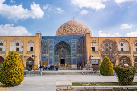 Foto de Mezquita Sheikh Lotfollah, Isfahán, Irán - 5 de marzo de 2024: El interior adornado de la mezquita muestra la grandeza de la arquitectura islámica persa. - Imagen libre de derechos