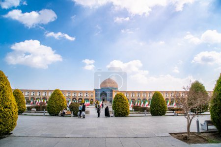 Foto de Mezquita Sheikh Lotfollah, Isfahán, Irán - 5 de marzo de 2024: El interior adornado de la mezquita muestra la grandeza de la arquitectura islámica persa. - Imagen libre de derechos
