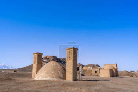 Le cimetière zoroastrien historique sous un ciel dégagé. Bâtiment du patrimoine culturel, Tour du Silence, Yazd, Iran.