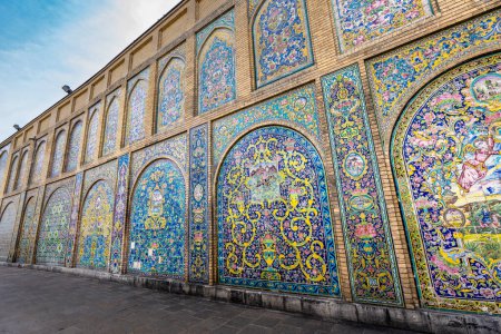 Vue détaillée des tuiles traditionnelles persanes mettant en valeur les motifs floraux et l'art historique. Capturer l'essence culturelle du Palais du Golestan à Téhéran, Iran.