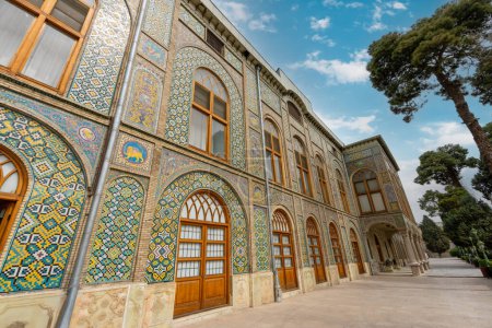 Vue détaillée de la façade en mosaïque du palais du Golestan. Preuve du patrimoine architectural persan situé à Téhéran, Iran.