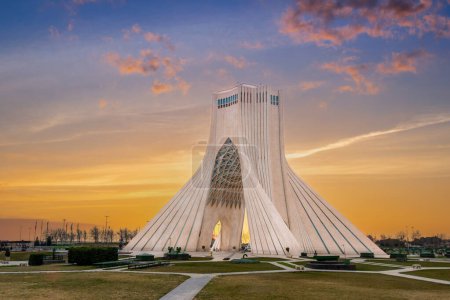 Au coucher du soleil, les habitants profitent d'une soirée tranquille dans ce monument emblématique de Téhéran, la capitale de l'Iran. Azadi Towers, Iran.