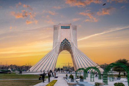 Azadi Towers, Iran - 7. März 2024: Bei Sonnenuntergang genießen die Einheimischen einen gemütlichen Abend an diesem Wahrzeichen der iranischen Hauptstadt Teheran.