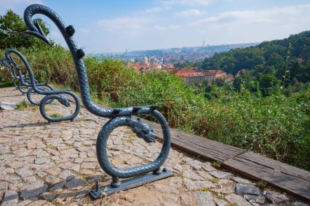 Téléchargez les photos : Prague, République tchèque - 26 septembre 2023 - Vue de l'horizon de Prague lors de l'escalade de la tour Petrin. - en image libre de droit
