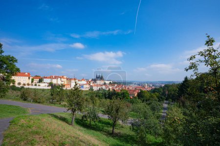 Téléchargez les photos : Prague, République tchèque - 26 septembre 2023 - Vue de l'horizon de Prague lors de l'escalade de la tour Petrin. - en image libre de droit
