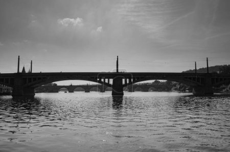 Téléchargez les photos : Prague, République tchèque - 26 septembre 2023 - Vue du pont Charles, vieille ville, rivière Vltava lors d'une excursion en bateau à Prague. - en image libre de droit