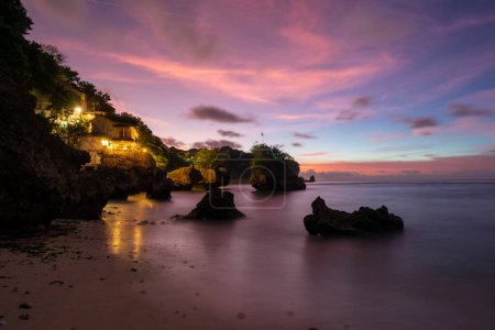 Téléchargez les photos : Coucher de soleil avec de belles couleurs roses et violettes sur la plage de Bingin, Bali, Indonésie, horizontal - en image libre de droit